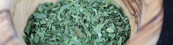 Verdețuri uscate natural la ferma Land.Luft: condimente artizanale pline de aromă, fără potențiatori de gust