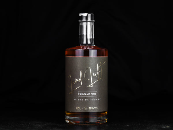 Palincă de mere pe pat de fructe