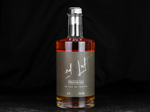 Palincă de mere pe pat de fructe