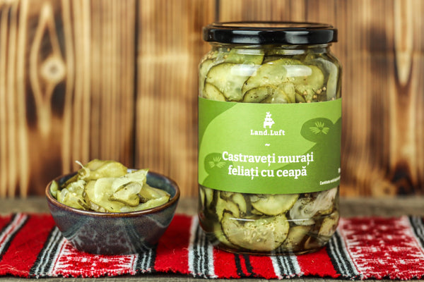 Castraveți murați feliați cu ceapă