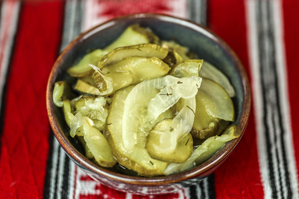 Castraveți murați feliați cu ceapă