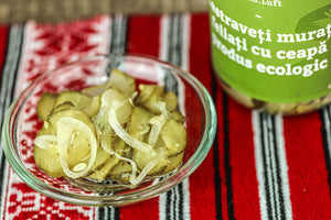 Castraveți murați feliați cu ceapă - produs ecologic