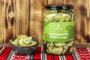 Castraveți murați feliați cu ceapă