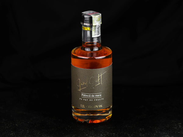 Palincă de mere pe pat de fructe