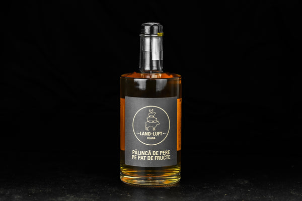 Pălincă de pere pe pat de fructe