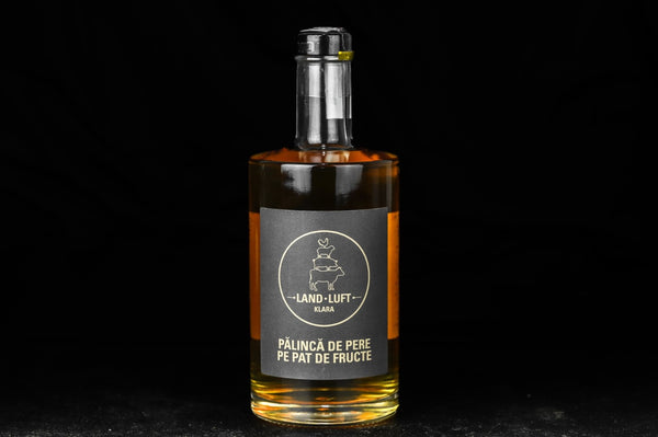 Pălincă de pere pe pat de fructe